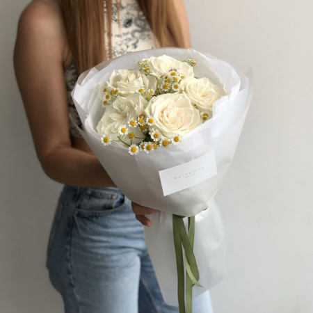 ДУОБУКЕТ ИЗ ПИОНОВИДНЫХ РОЗ И РОМАШЕК